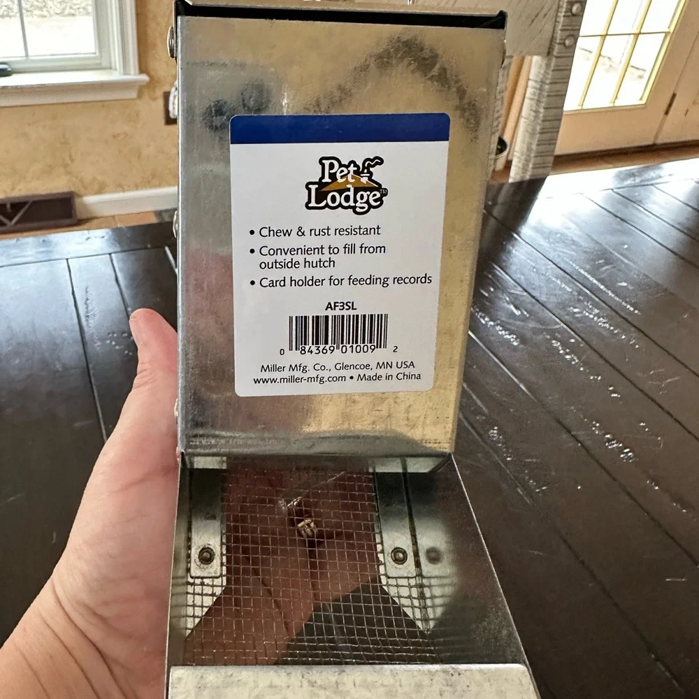 Small animal hanging feeder